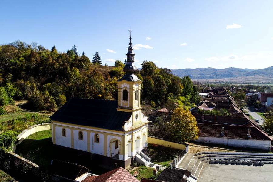 Biserica Ortodoxă Lăpușnicu Mare 2 - ValeaAlmajului.ro